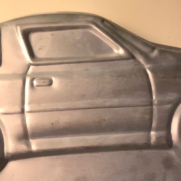 Wilton cake pan. - Picture 2 of 3